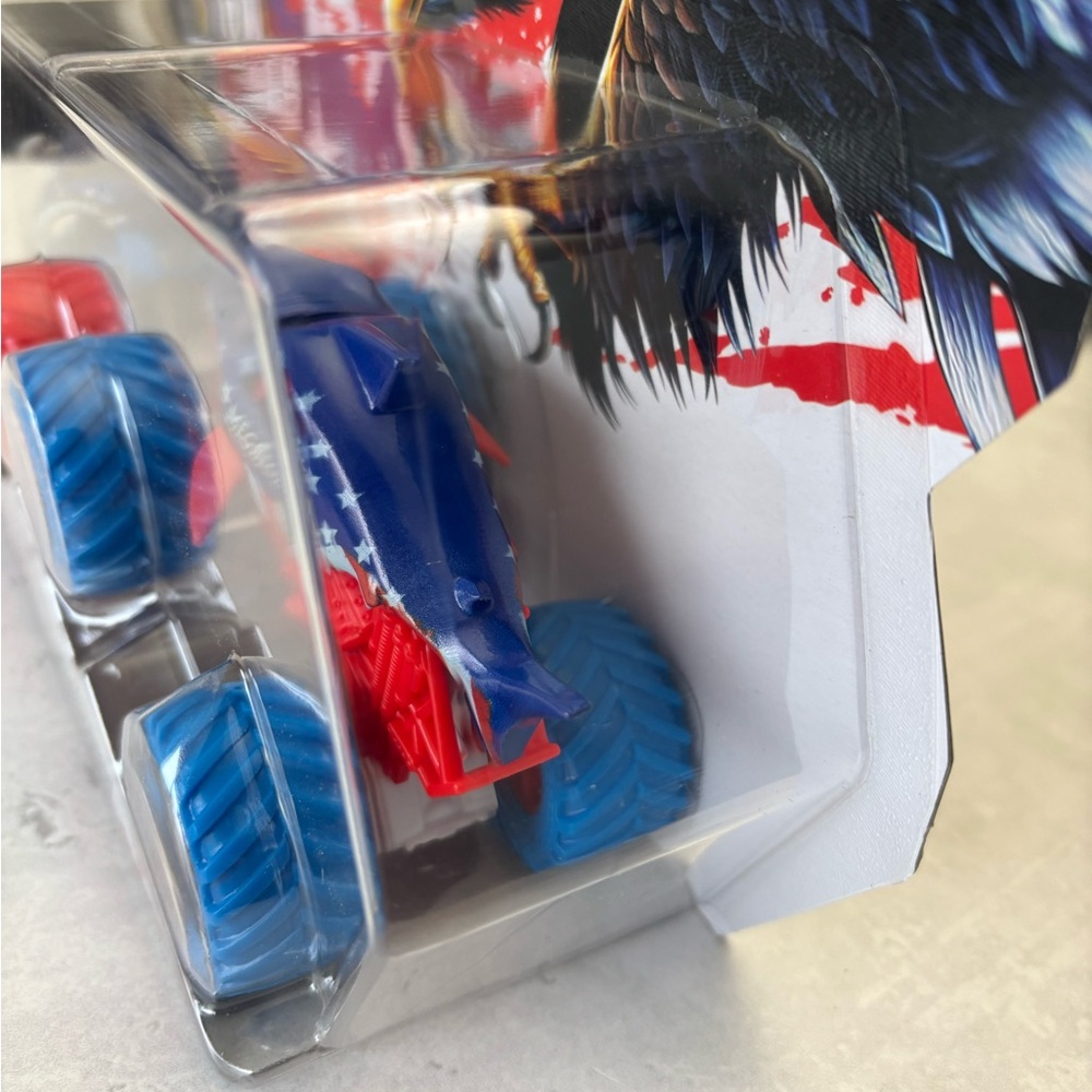 Monster Jam El Toro Loco vs Megalodon Stars and Stripes 1:64 Diecast - Picture 4 of 5